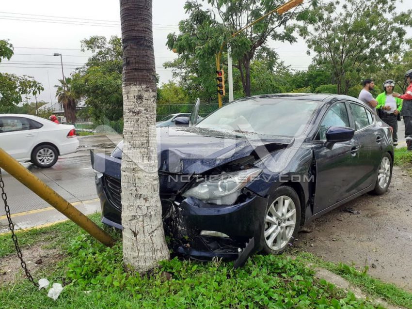  Mazda chocó con palmera a la altura del aeropuerto – NoticiasPV